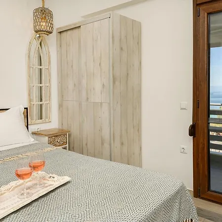 Meltemi Luxury * Nea Roda