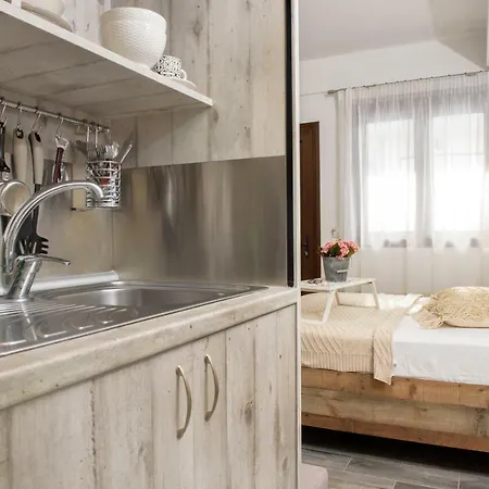 Meltemi Luxury * Nea Roda